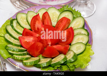 In Scheiben geschnittene Gurken und Tomaten in der Platte Stockfoto