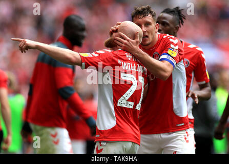 Von Charlton Athletic Jonathan Williams feiert nach dem letzten während der Sky Bet League ein Spiel pfeifen - weg von der Endrunde im Wembley Stadion, London. Stockfoto