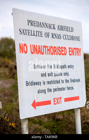 Warnschild in der Nähe von Predannack Flugplatz in Cornwall, England, Großbritannien Stockfoto