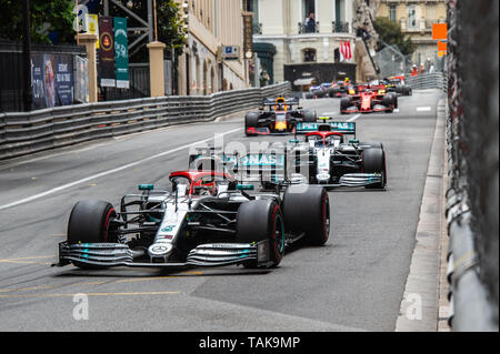 Monte Carlo / Monaco - 26/05/2019 - #44 Lewis Hamilton (GBR, Mercedes, W10) Führenden Valtteri Bottas und Max Vestappen bei Mirabeau während der F1 Monaco Stockfoto