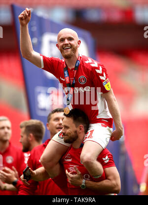 Von Charlton Athletic Jonathan Williams (oben) feiert den Sieg und den Aufstieg in den Himmel Wette Meisterschaft am Ende der Sky Bet Liga eine Play-off-Finale im Wembley Stadion, London. Stockfoto