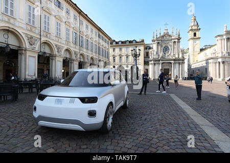 Fiat Concept Car auf der Piazza San Carlo, Turin, Italien stellte im Mai 2019. Stockfoto