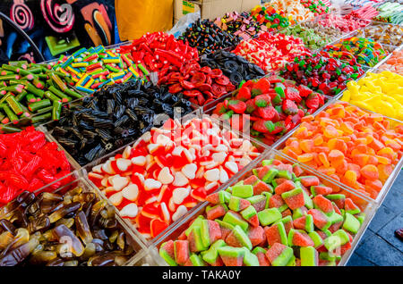 Verschiedene Süßigkeiten für den Verkauf in der mahane Jehuda Markt in Jerusalem, Israel Stockfoto