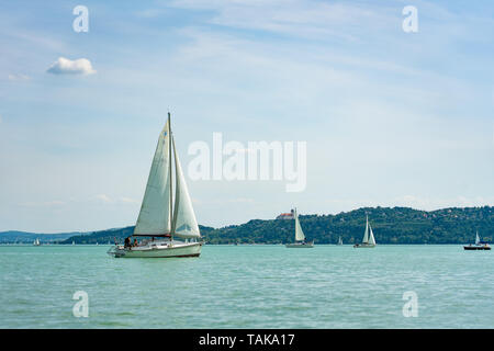 Segelboot auf dem See Balaton Blick auf die Kirche von Tihany Balatonfüred Stockfoto