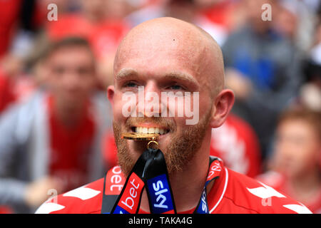 Von Charlton Athletic Jonathan Williams feiert nach dem letzten während der Sky Bet League ein Spiel pfeifen - weg von der Endrunde im Wembley Stadion, London. Stockfoto