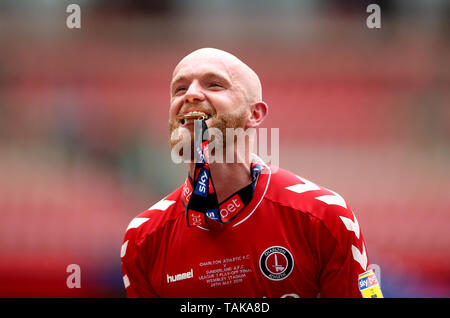 Von Charlton Athletic Jonathan Williams feiert den Sieg und den Aufstieg in den Himmel Wette Meisterschaft am Ende der Sky Bet Liga eine Play-off-Finale im Wembley Stadion, London. Stockfoto