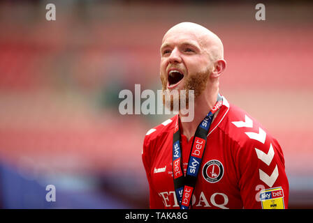 Von Charlton Athletic Jonathan Williams feiert den Sieg und den Aufstieg in den Himmel Wette Meisterschaft am Ende der Sky Bet Liga eine Play-off-Finale im Wembley Stadion, London. Stockfoto