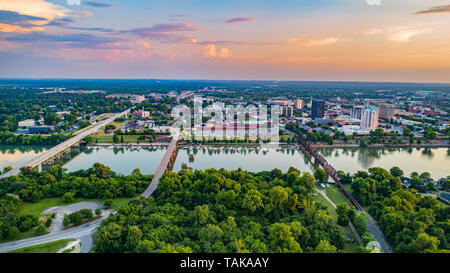 Augusta, Georgia, USA Downtown Skyline Antenne entlang der Savannah River. Stockfoto