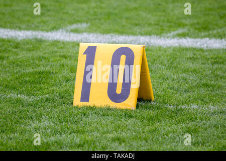 American Football 10 Yard Markierung auf Gras von der Linie Stockfoto