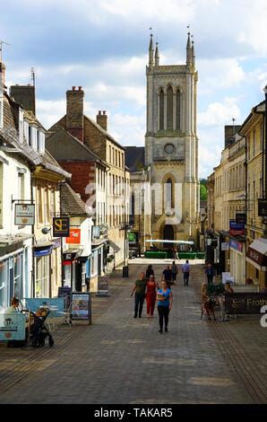 Ein Blick hinunter Eisenwaren Straße von St Michael's Church an der Stamford, Lincolnshire Stockfoto