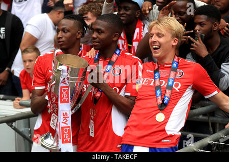 Von Charlton Athletic Joe Aribo (links), Anfernee Lapslie Dijksteel und George (rechts) freuen sich mit den Sky Bet Liga eine Play-off-Trophäe nach den Himmel Wette Liga eine Play-off im Wembley Stadion, London endgültig. Stockfoto