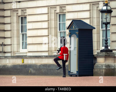 London, UK - April, 2019: Die Wachen am Buckingham Palace. Soldat des Buckingham Palace, London, England. Stockfoto