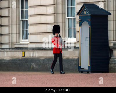 Englisch guard patrouilliert am Buckingham Palace Stockfoto