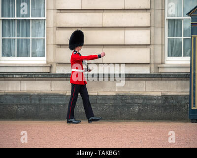 Englisch guard patrouilliert am Buckingham Palace Stockfoto