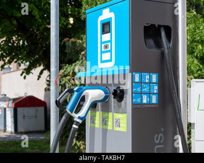 Augsburg, Deutschland - Mai 18, 2019: Schließen Sie herauf Bild der elektronischen Ladestation in der Stadt Stockfoto