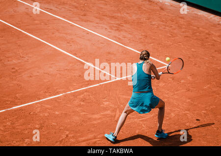 Rückansicht einer Frau spielen Rückhand im Tennis im freien Wettbewerb Spiel, läuft, professionelle Stockfoto