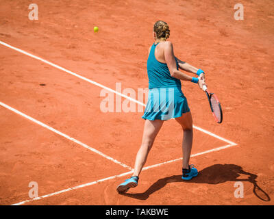 Rückansicht einer Frau spielen Rückhand im Tennis im freien Wettbewerb Spiel, läuft, professionelle Stockfoto