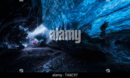 Fotograf in einem blauen Eishöhle in Island Stockfoto