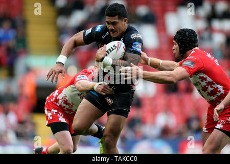 Castleford Tiger Peter Mata'utia wird von Saint Helens Jonny Lomax während des Dacia magische Wochenende in Liverpool, Liverpool in Angriff genommen. Stockfoto