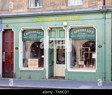 Fassade und Eingang cadenhead's Whisky Shop, 'Scotland älteste unabhängige Abfüller' in der Royal Mile/Hohe Straße in der Altstadt von Edinburgh. Stockfoto