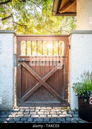 Bild von holztor mit Sonnenstrahlen im Hintergrund Stockfoto
