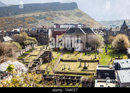 Erhöhten Blick auf die Altstadt von Edinburgh, mit dem 17. Jahrhundert Canongate Kirk und Kirkyard, in denen Persönlichkeiten wie der Dichter Robert Fe Stockfoto