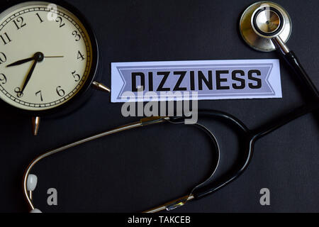 Schwindel auf dem Papier mit Healthcare Konzept Inspiration. Wecker, Schwarz Stethoskop. Stockfoto