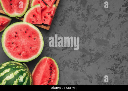 Reife saftige Wassermelone auf grauem Beton Hintergrund Stockfoto