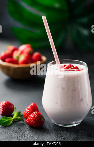 Gesunde Erdbeere smoothie Milchshake in Glas mit rosa Strohhalm. Kalten Sommer trinken Stockfoto