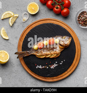 Dorado gefüllt mit Zitrone und dekoriert mit Kirschtomaten Stockfoto