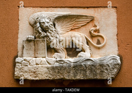 Stein geflügelte Löwe, das Symbol von Venedig - an der Außenwand eines historischen Gebäudes im Zentrum der Stadt. Stockfoto