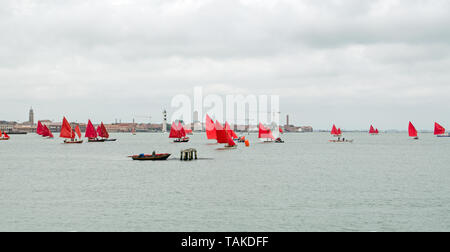 Eine Regatta der Venezianischen Segelboote, alle sportlichen rot bemalt Segel, an der Lagune in der Nähe von Murano. Teil der Roten Regatta organisierte Veranstaltung der Künstler Mel Stockfoto