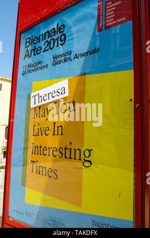 Venedig, Italien, 16. MAI 2019: Zeichen der Förderung der Biennale in Venedig mit einem Aufkleber, der unter Bezugnahme auf den britischen Premierminister Theresa May. Stockfoto