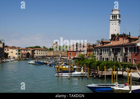 Venedig, Italien, 10. MAI 2019: Aussicht an einem sonnigen Tag entlang des Canale di San Pietro in Venedig. Auf der rechten Seite ist der Glockenturm der Basilika di San Pi Stockfoto