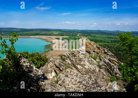 Arial Panoramablick auf den Balaton mit grossen Felsen Blumen und Reed auf Wanderweg Stockfoto