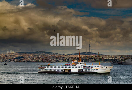 Istanbul/Türkei - am 18. April 2019: Istanbul Bosporus Stadt Fähre Stockfoto