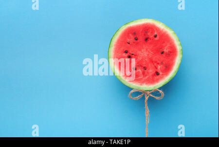 Wassermelone Ballon auf blauem Hintergrund. Kreative Idee Stockfoto