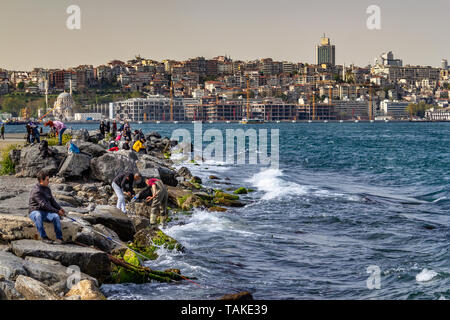 Sarayburnu, Bosporus Istanbul/Türkei - am 25. April 2019: das tägliche Leben in Istanbul Bosporus Seaside Stockfoto