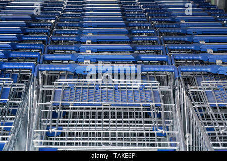 Nahaufnahme von Metall Shopping Carts vor shop Mall gestapelt Stockfoto