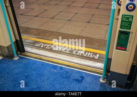 Blick aus der Londoner U-Bahn, Tür geöffnet MIND THE GAP Warnung auf dem Boden auf der anderen Seite geschrieben. Stockfoto