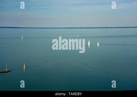 Segelboote auf dem See Balaton aus Tihany Stockfoto