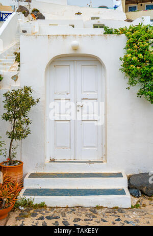 Türen und Straßen der Insel Santorini in Griechenland, gedreht in Thira, die Hauptstadt Stockfoto