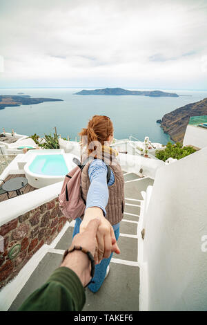 Junge Frau mit Hand und führen zu den schönsten Plätzen der Erde. Auf der Insel Santorin in Griechenland, gedreht in Thira, die Hauptstadt Stockfoto