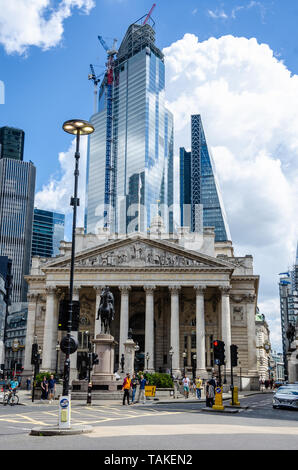 Die Skyline von London mit alten Architektur der Royal Exchange Gebäude und modernen Gläsernen Wolkenkratzern, über die hinaus spiegeln die blauen Himmel. Stockfoto