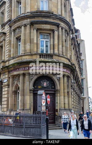 Die Stadt London Magistrates Court in der Queen Victoria Street in London mit einem der Eingänge/Ausgänge Bank tube station vor. Stockfoto