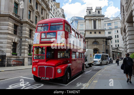 Eine ikonische, traditionellen roten Doppeldeckerbus Routemaster auf der Lombard Street in London. Stockfoto