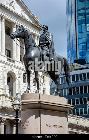 Die Reiterstatue des Herzogs von Wellington vor der der Bank von England in der City von London gesehen. Stockfoto