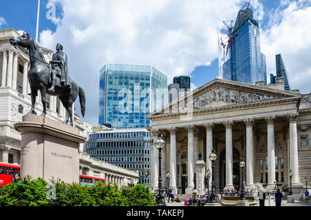 Die Reiterstatue des Herzogs von Wellington vor der Royal Exchange Gebäude und die Bank von England in der City von London, Großbritannien Stockfoto