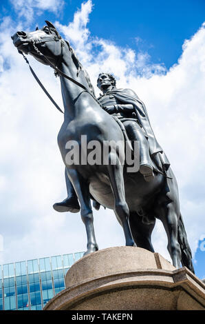 Die Reiterstatue des Herzogs von Wellington, der Londoner City gegen einen blauen Himmel mit Wolken Hintergrund. Stockfoto