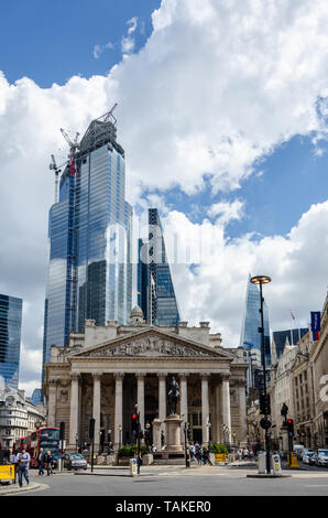 Die Skyline von London mit alten Architektur des sozialen Börse und modernen Gläsernen Wolkenkratzern, über die hinaus spiegeln die blauen Himmel. Stockfoto